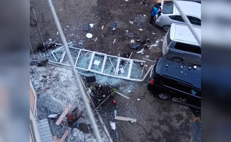 Балконная рама вылетела наружу, межкомнатные двери снесло. Фото: chernosliv18