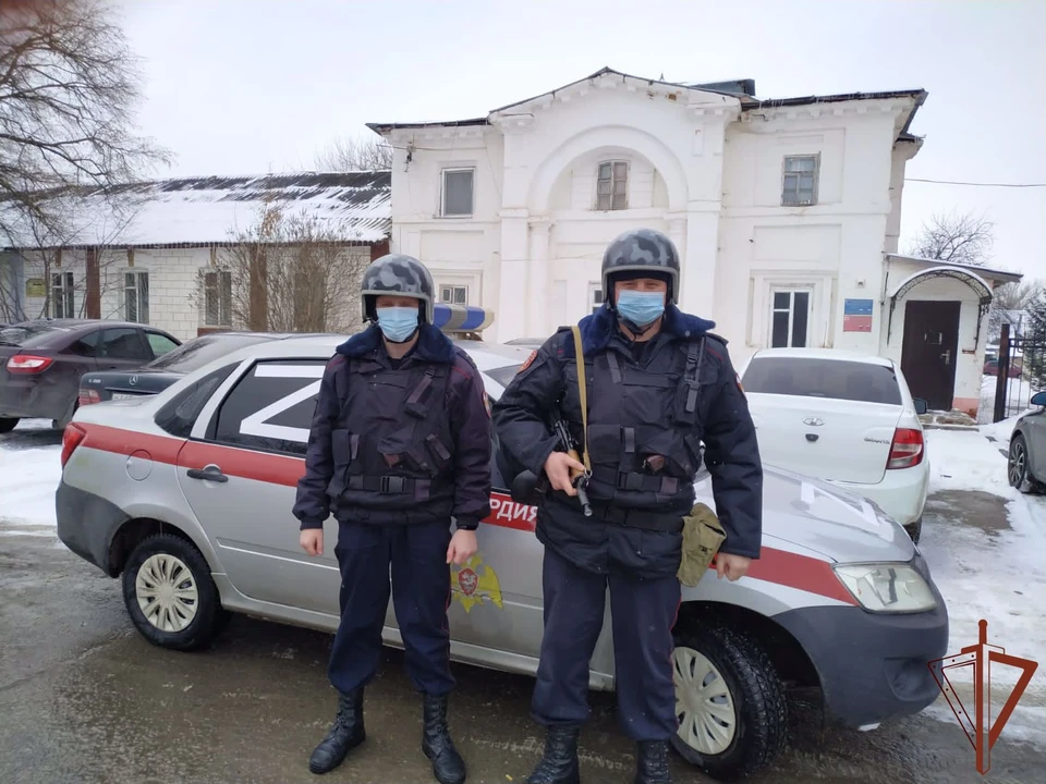 Росгвардейцы обнаружили подходящего под описание подростка на улице Ленина. Фото пресс-службы Управления Росгвардии по Белгородской области.