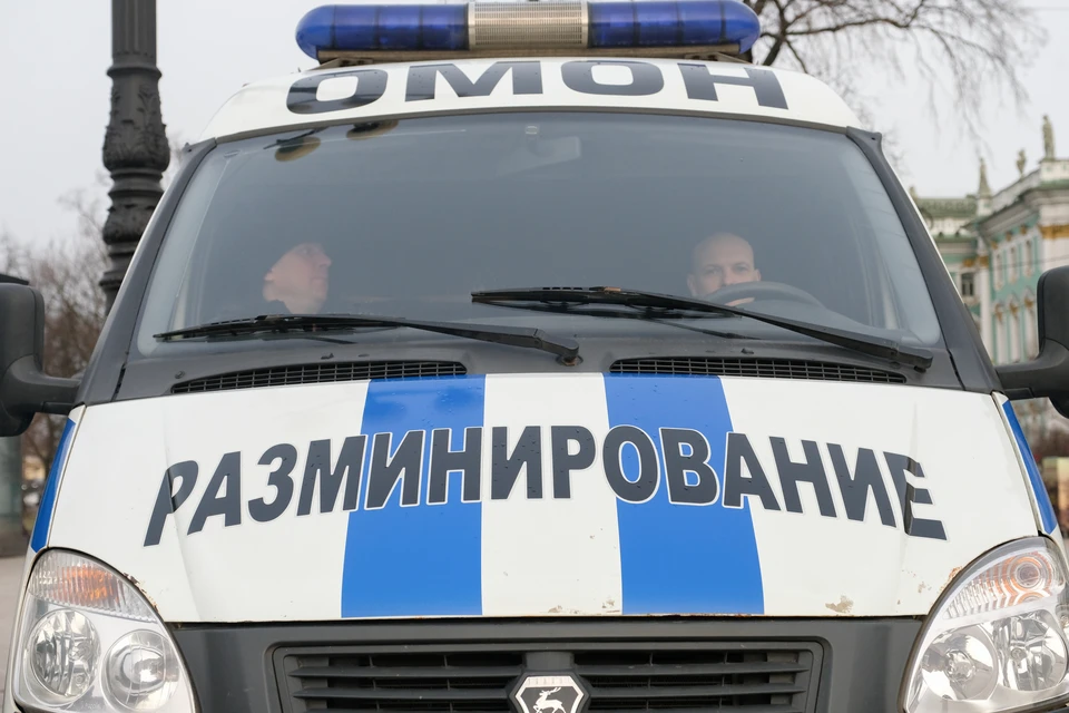 В Петербурге более 3,7 тысяч человек эвакуировали из-за угроз взрывов