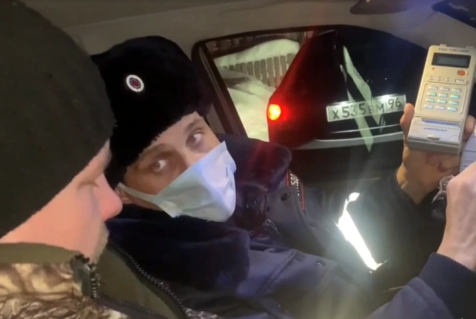 Запах алкоголя инспекторы заметили, когда оформляли протокол за непристегнутого ребенка. Фото: скриншот видео ГИБДД по Свердловской области