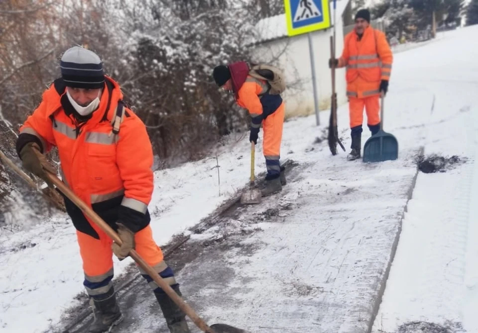 За дорогами крымской столицы продолжают следить больше двух сотен дворников. Фото: пресс-служба администрации Симферополя