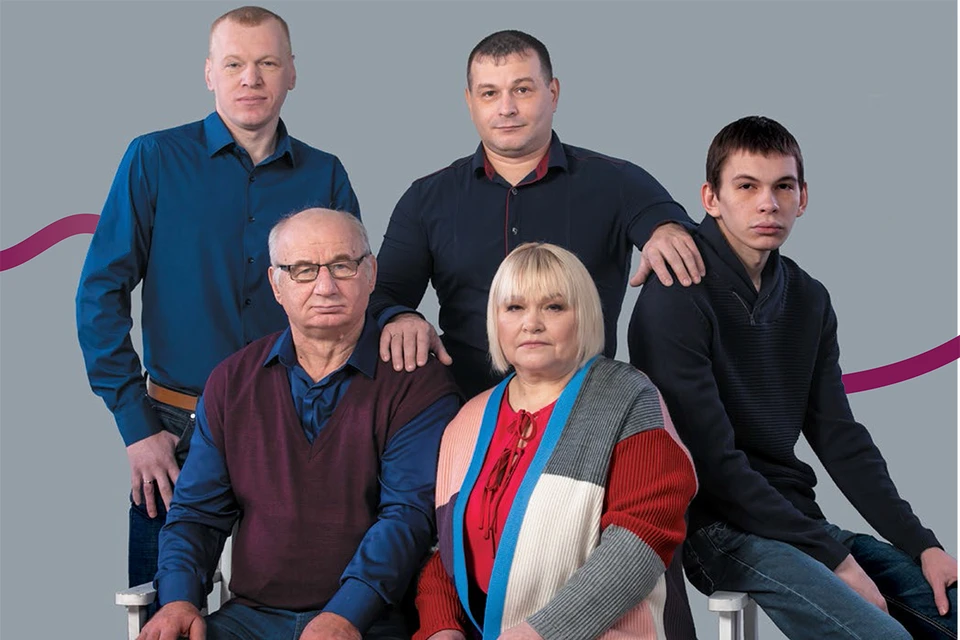 Верхний ряд слева направо: Владимир, Евгений, Сергей. Нижний ряд: Виктор и Ирина Ивченко. Фото: AG-Loyalty