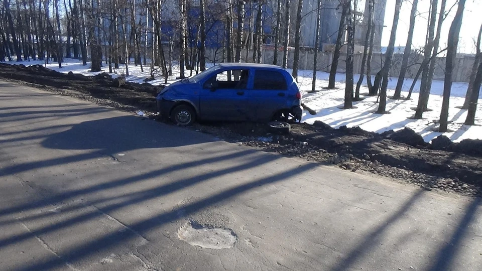 На дороге под Орлом опрокинулась малолитражка