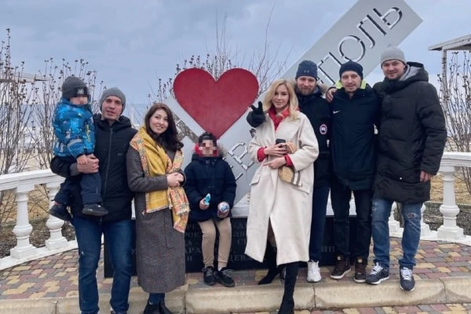 Российских хоккеистов с семьями сначала доставили в Севастополь.