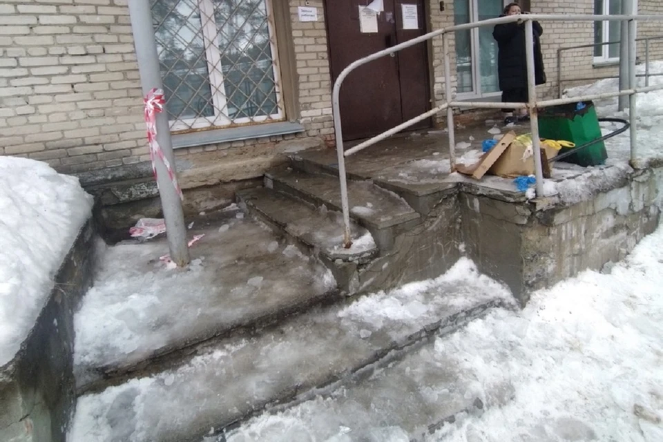 Жительница Новосибирска пожаловалась на обледеневшее крыльцо травмпункта. Фото: предоставлено Анной.