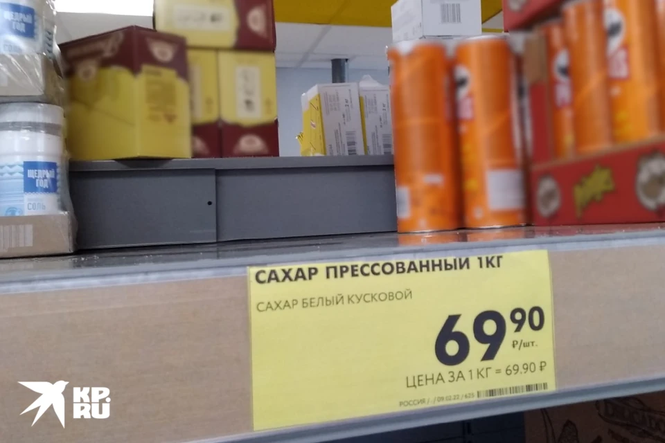 Сахар продавцы иногда просто не успевают расставить на полках.