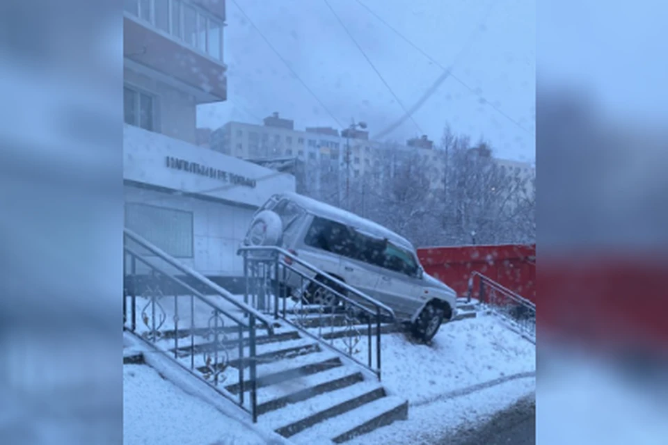 Как автомобиль оказался в такой ситуации, неизвестно.