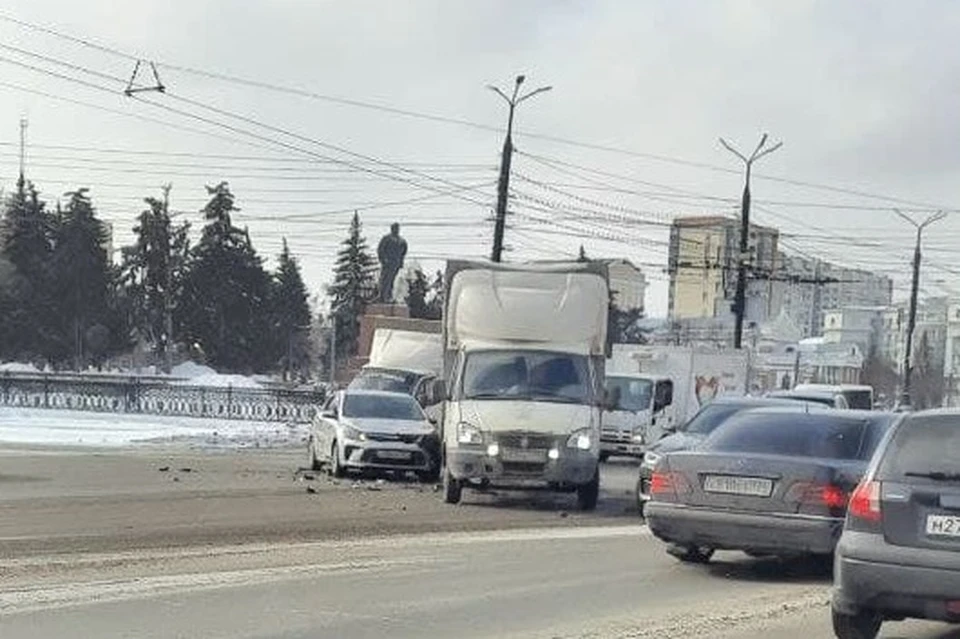 В центре Челябинска столкнулись легковушка и «ГАЗель» Фото: читатель КП