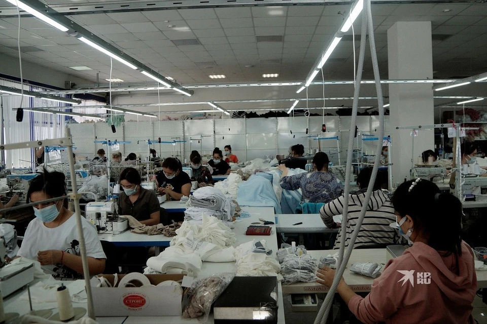 Швейный цех фабрики в Екатеринбурге, выпускающей детскую одежду.