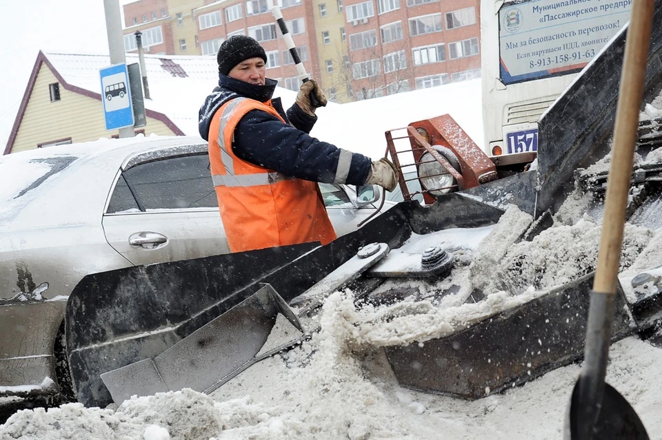 Сейчас в городе проводятся противопаводковые мероприятия, поэтому снег с обочин дорожники продолжают вывозить