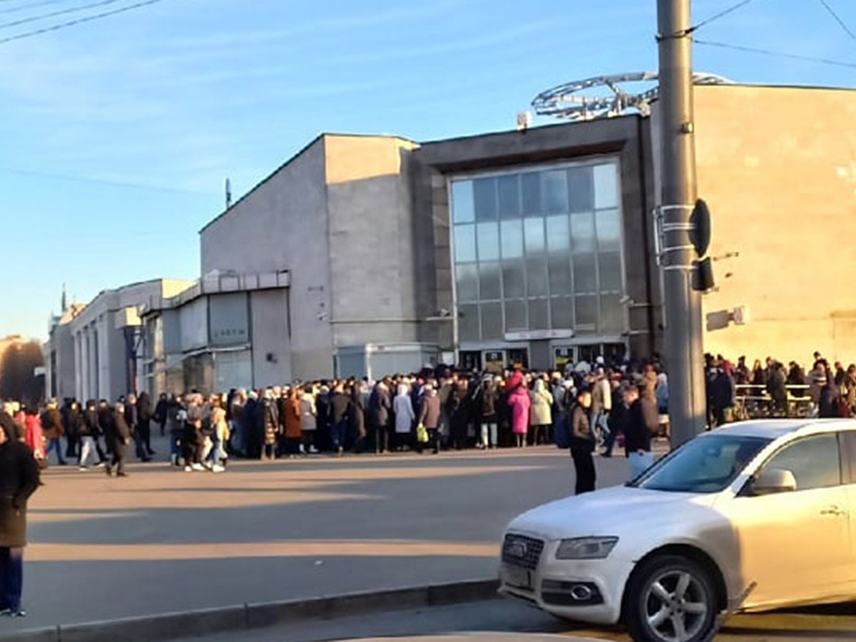 В метрополитене прогнозируют, что очереди у турникетов на станции метро  «Улица Дыбенко» и «Парнас» закончатся через две недели - KP.RU