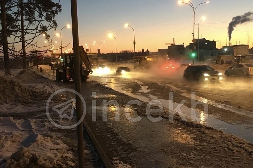В Водоканале рассказали, что для устранения коммунальной аварии необходимо проведение раскопочных работ Фото: группа ВКонтакте Инцидент Екатеринбург