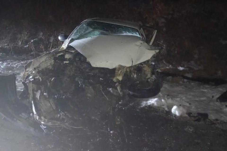 Машину сильно искорежило при столкновении с фурой. Фото: пресс-служба УГИБДД УМВД России по Приморскому краю.