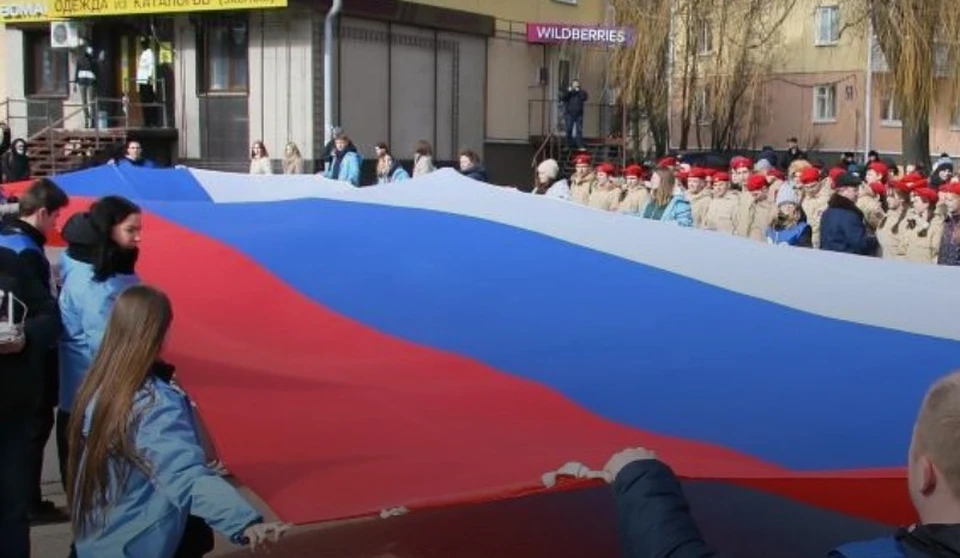 Флаг развернули 26 человек.