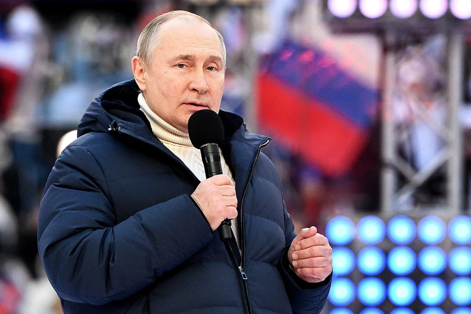 Владимир Путин во время выступления на митинге-концерте в Лужниках.