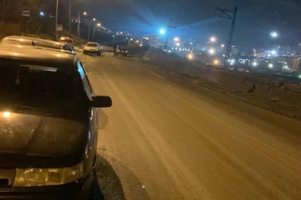 Из-за опасной ямы пострадали уже несколько машин. Фот: vk.com/goodmurmansk