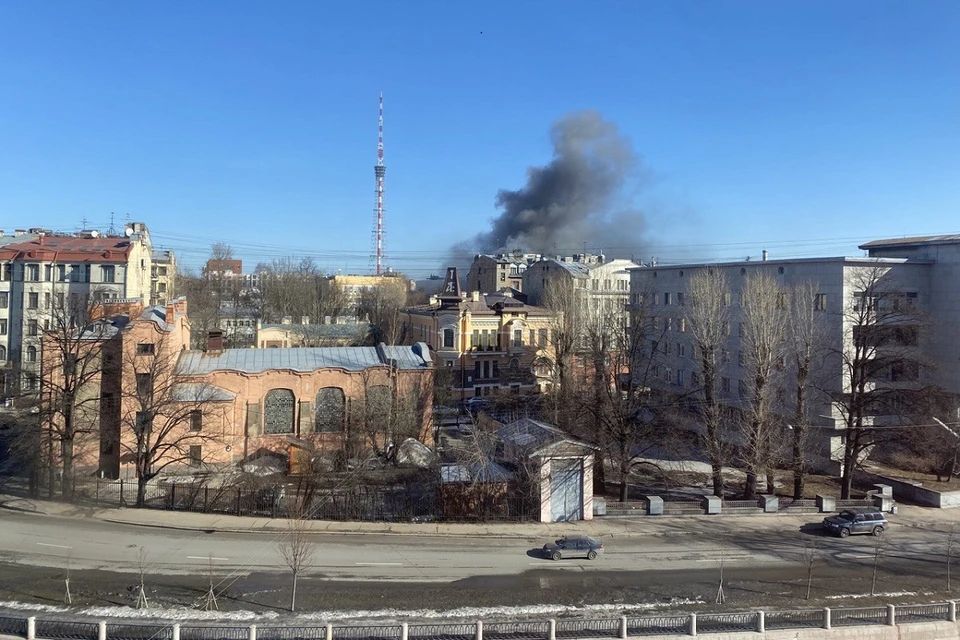 На проспекте Медиков горело строящееся здание.