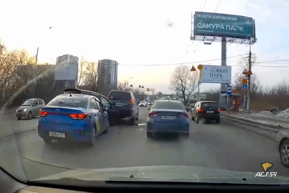 В Новосибирске автомобиль такси попал в массовое ДТП. Фото: "АСТ-54".
