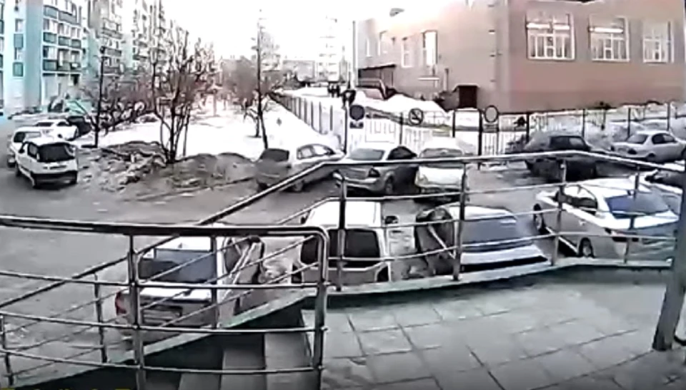 В Новосибирске «Тойота» снесла машину на парковке и скрылась. Фото: стоп-кадр.