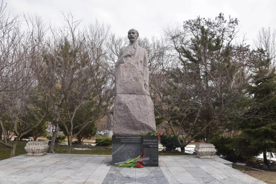 Памятник Исмаилу Гаспринскому в Симферополе. Фото: пресс-служба администрации крымской столицы