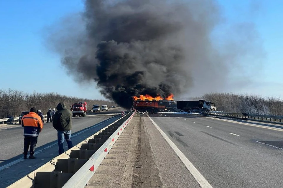 Движение по трассе М-4 "Дон" возобновлено после столкновения трех грузовиков. Фото: ГИБДД по РО.