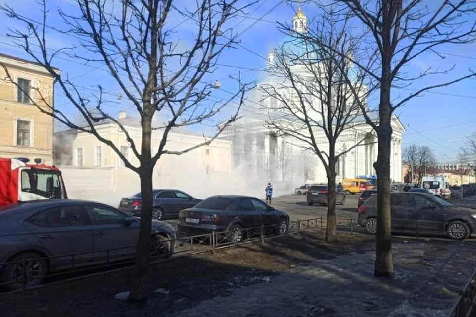 Трубу с кипятком прорвало у Троицкого собора в Петербурге