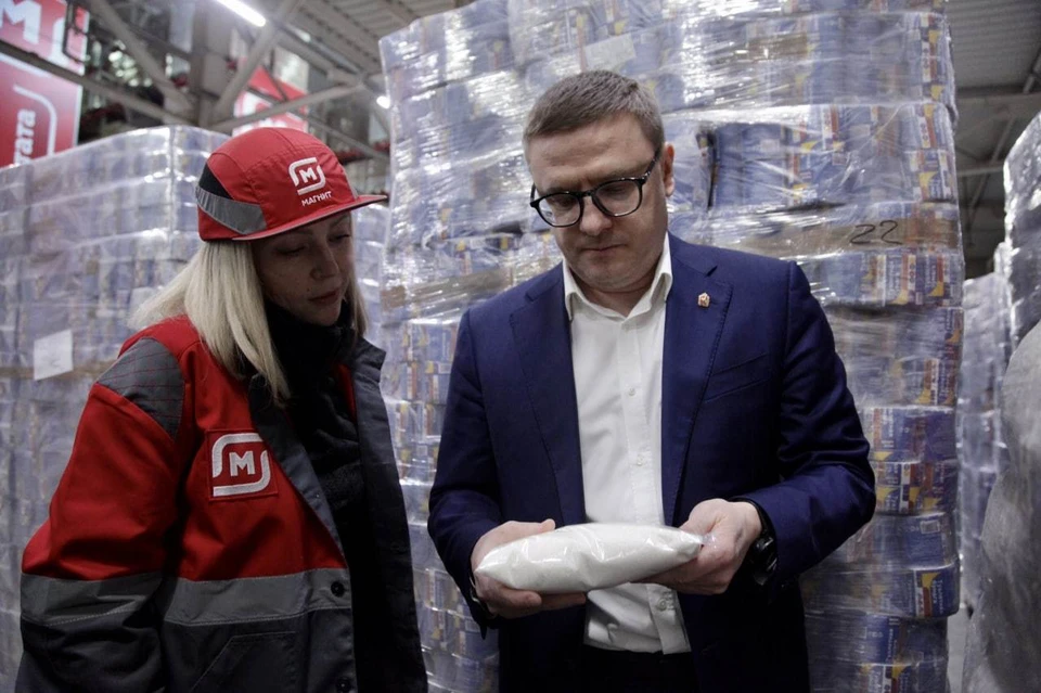 Губернатор Алексей Текслер лично убедился, что на складах Челябинска сахара в избытке. Фото: пресс-служба губернатора.