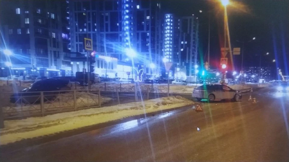 В Тюмени авто после аварии выбросило на пешеходов.