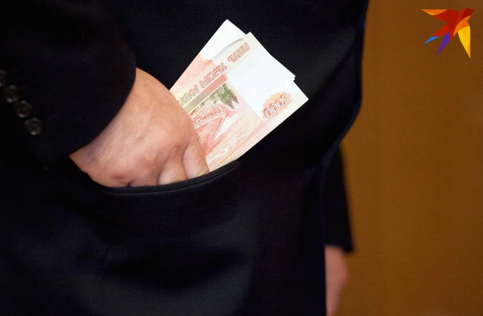 Врач взял взятку за составление липовых справок.
