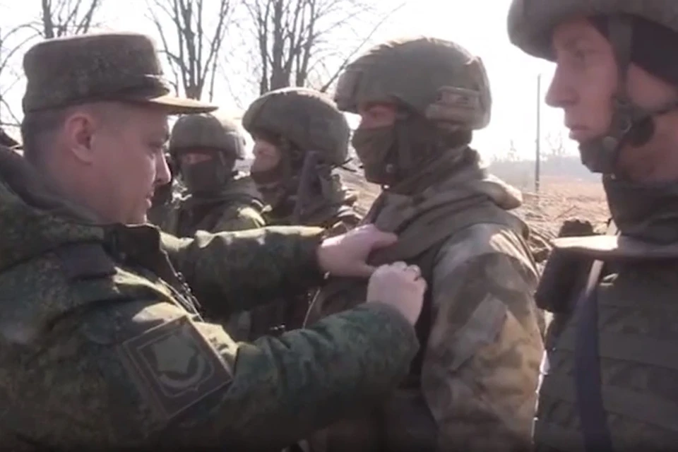 Вручение государственных наград происходило в торжественной обстановке прямо на боевых позициях