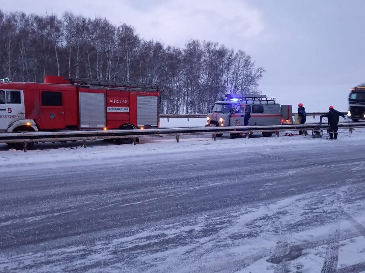 На кузбасской трассе машина съехала в кювет и опрокинулась - KP.RU