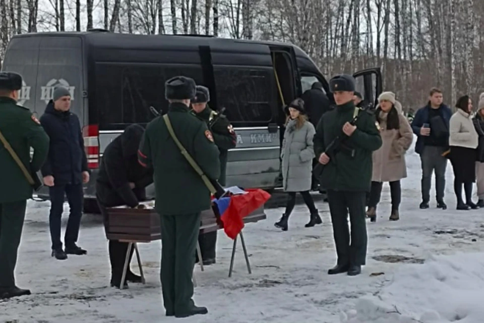 Вчера и сегодня героев похоронили в со всеми воинскими почестями. Фото: Администрация Новосибирского района.
