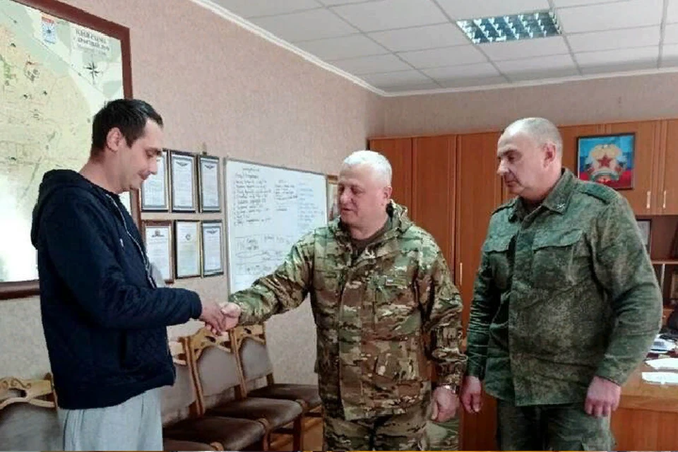 Рядовой Евгений Сухарь удостоен медали «За отвагу». Фото: администрация города Красный Луч