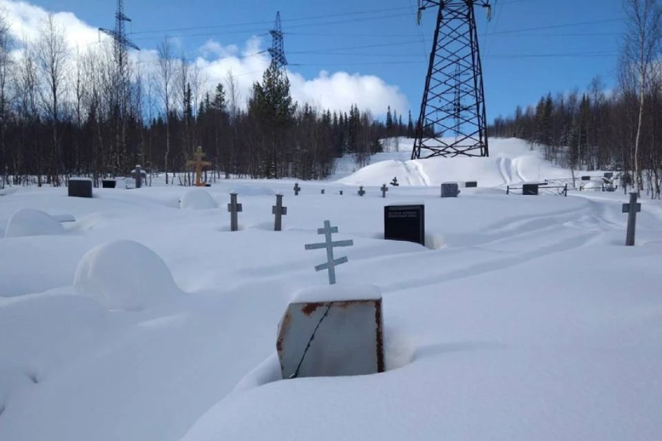 Следы от снегоходов обнаружили среди могил. Фото: vk.com/murmanskgroup