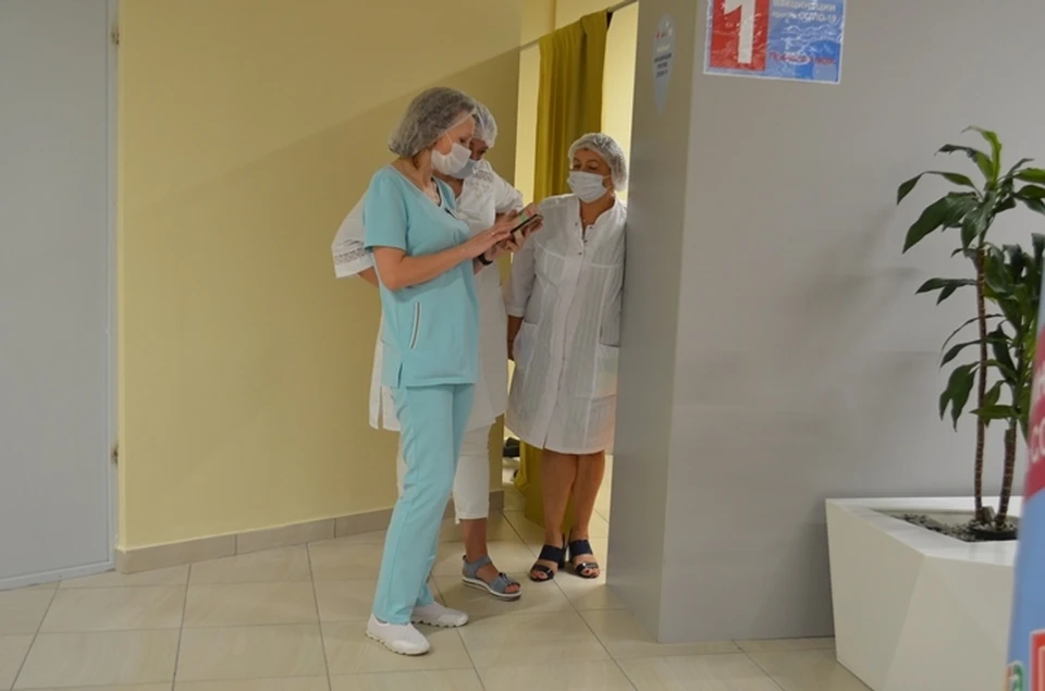 В пути пациента сопровождали медики