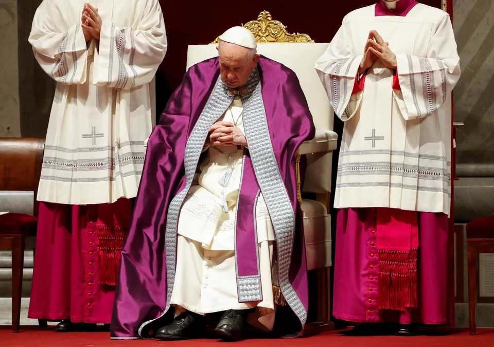Папа Римский помолился в Риме, испрашивая у высших сил прекращения кризиса.