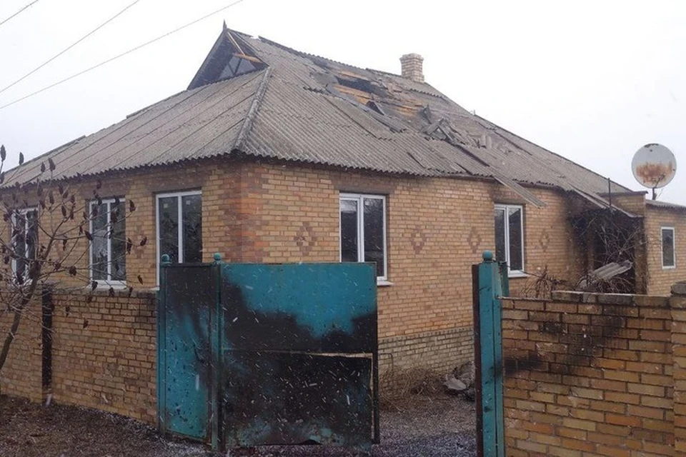 В поселке Зайцево прямое попадание снаряда в жилой дом по ул. Рыбалко, 62. Чудом никто не пострадал. Фото: ТГ Приходько