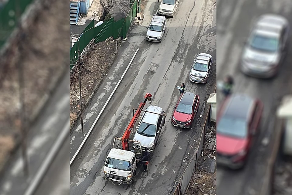 Водители паркуют машины в неположенном месте. Фото: telegram.com/dpskontrol_125rus