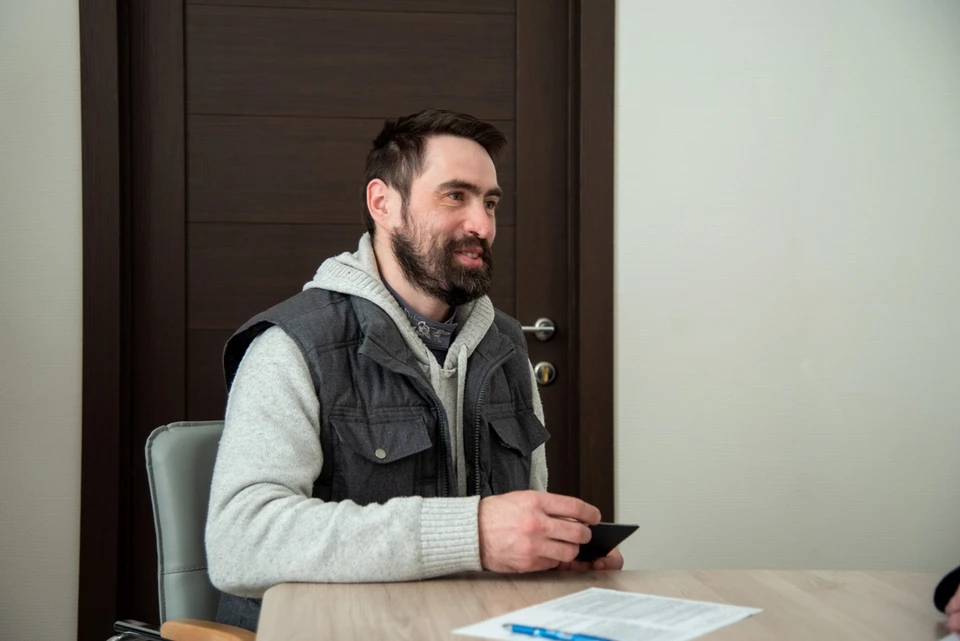 Американский старовер Андрей Басаргин получает разрешение на временное проживание в России. Фото: МВД по Красноярскому краю