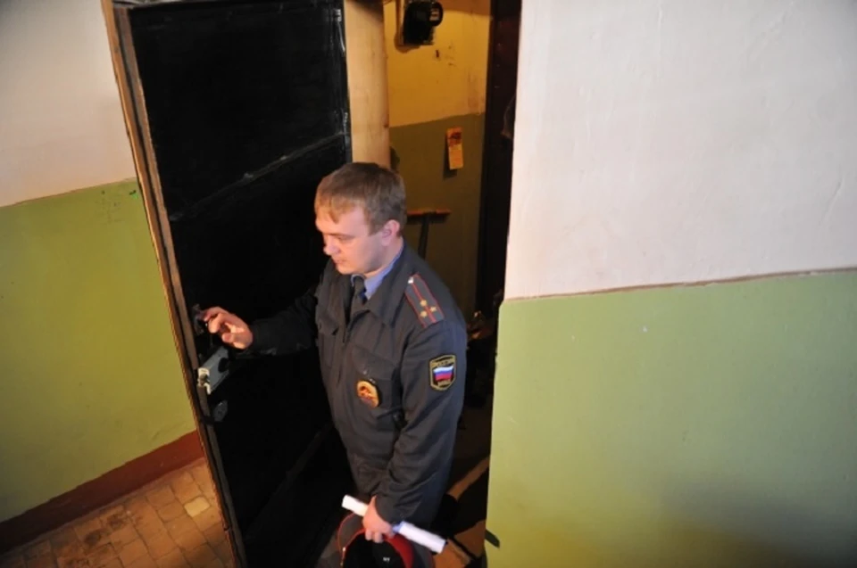 Мужчина выпал из окна дома по шоссе Космонавтов, в случившемся разбирается полиция.