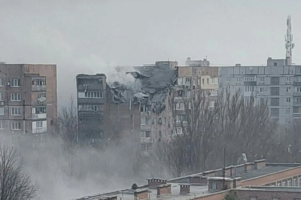 Украинские снаряды снесли верхние этажи 9-этажного дома в микрорайоне Текстильщик в Донецке. Фото: Телеграм / Алексей Кулемзин