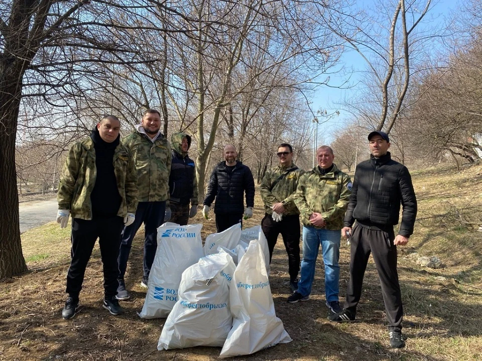 За один день силами 100 добровольцев было вывезено и утилизировано более 50 тонн различного мусора. Фото: сайт администрации Ростова.