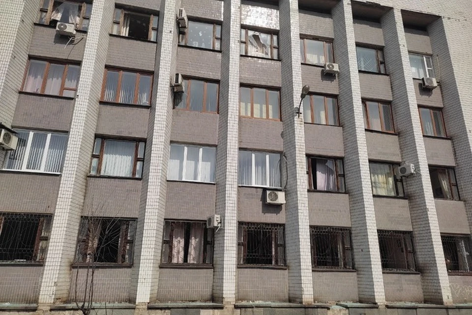 Снова пострадало здание администрации Петровского района. Фото: ТГ/Кулемзин