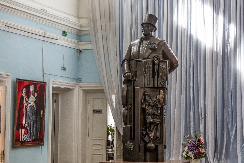 Памятник Сергею Дягилеву работы скульптора Эрнста Неизвестного находится в здании пермской гимназии.