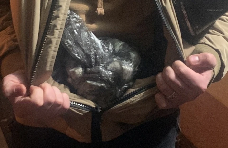 В одежде мужчины нашли 100 свертков. Фото: ГУ МВД России по Самарской области