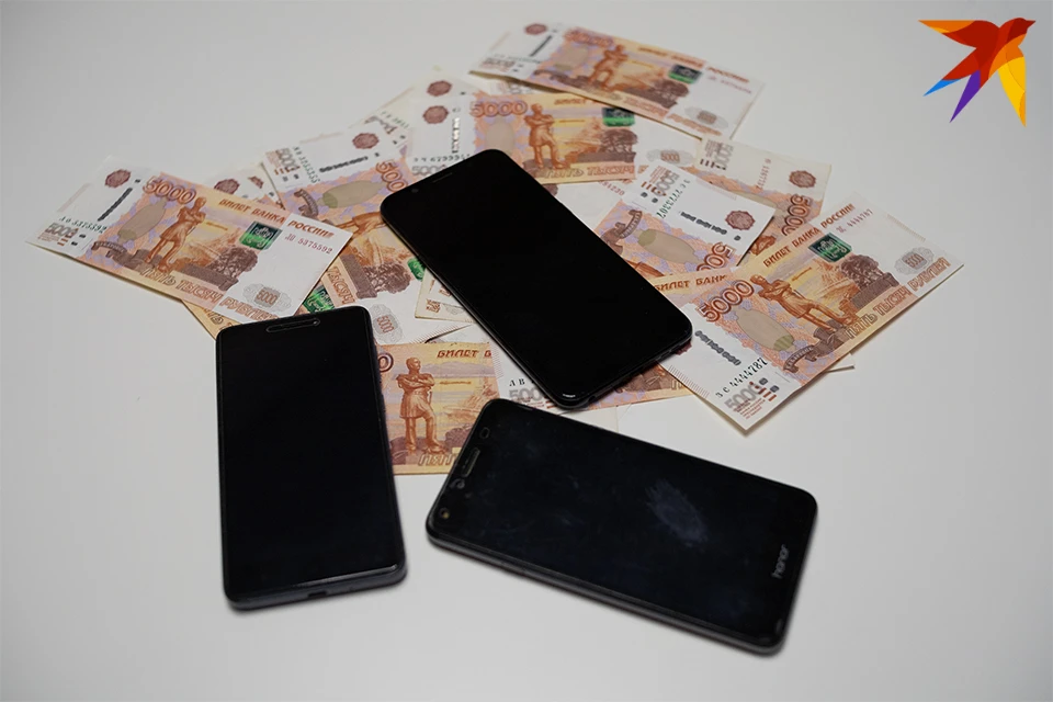 Телефоны женщина успела продать случайным прохожим до задержания.