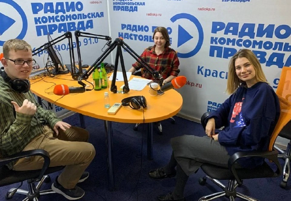 Анна Малова в студию радио «Комсомольская правда» пришла вместе с братом Никитой