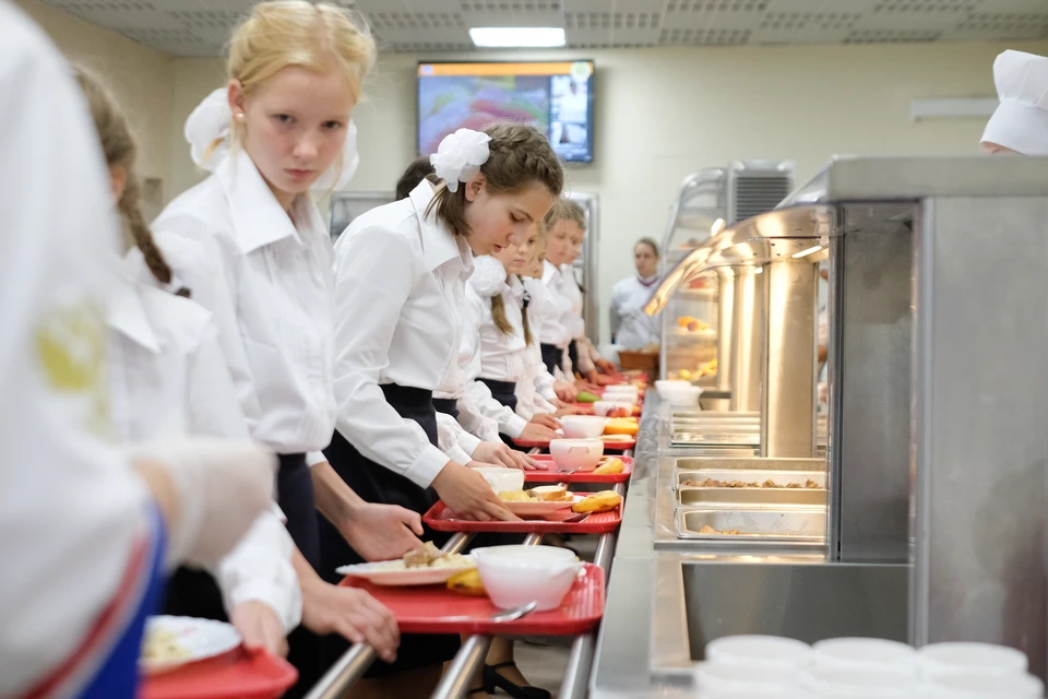 Стоимость школьных обедов в Петербурге повысится с 1 апреля.