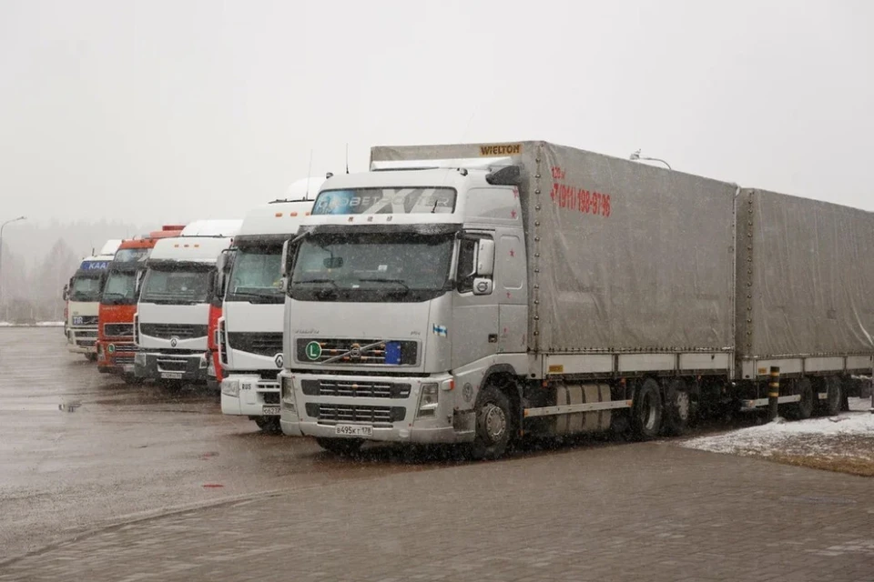 На границе Ивангорода и Эстонии появились длинные очереди из грузовиков международной перевозки
