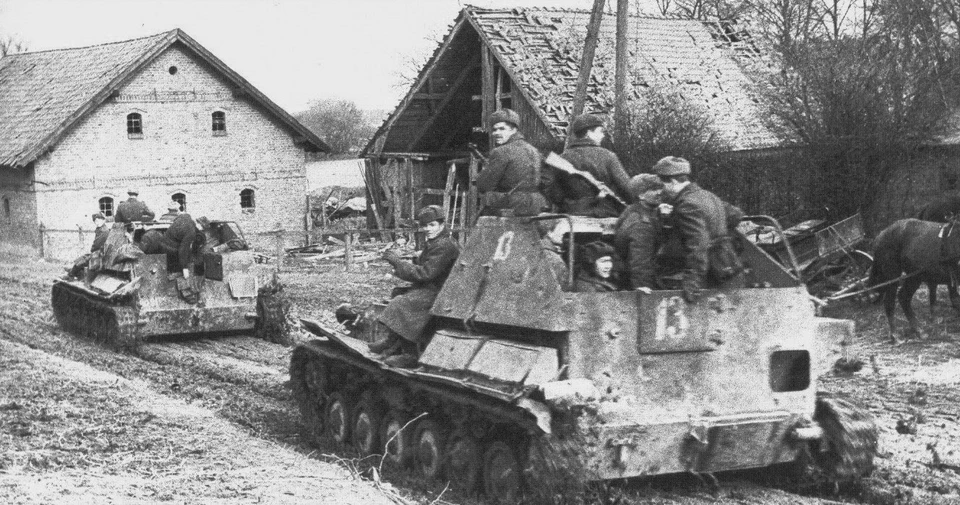 Март 1945 года. Самоходки СУ-76 с десантниками на броне въезжают в Хайлигенбайль.